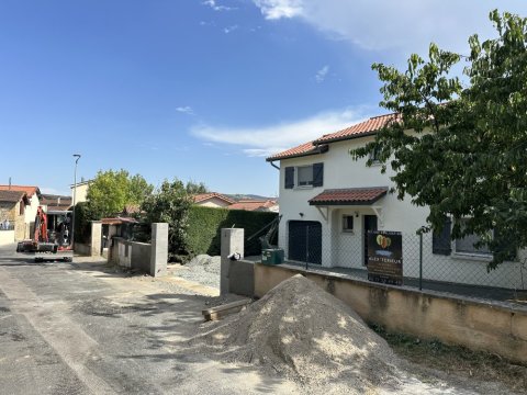 Alex'terieur : Création d'une ouverture et pose d'un portail coulissant en aluminium sur la commune de L'Arbresle